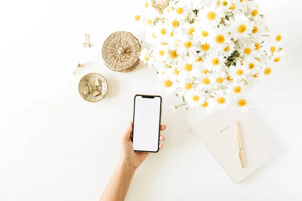 Tangan Wanita Memegang Smartphone Dengan Layar Kosong Ruang Kerja Meja — Stok Foto