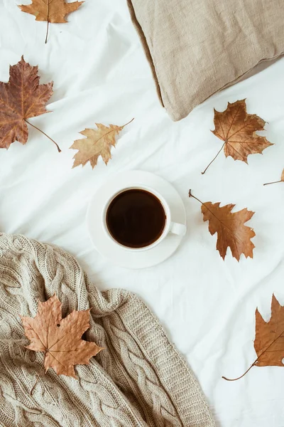 Tasse Kaffee Mit Milch Trockene Blätter Auf Dem Bett Mit — Stockfoto