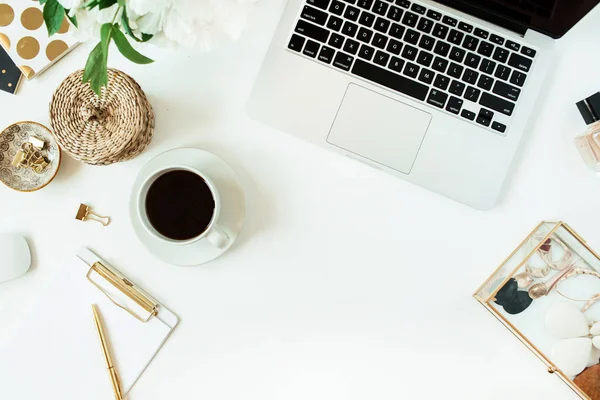 Schreibtischarbeitsplatz Für Hause Mit Laptop Und Kaffee Auf Weißem Hintergrund — Stockfoto