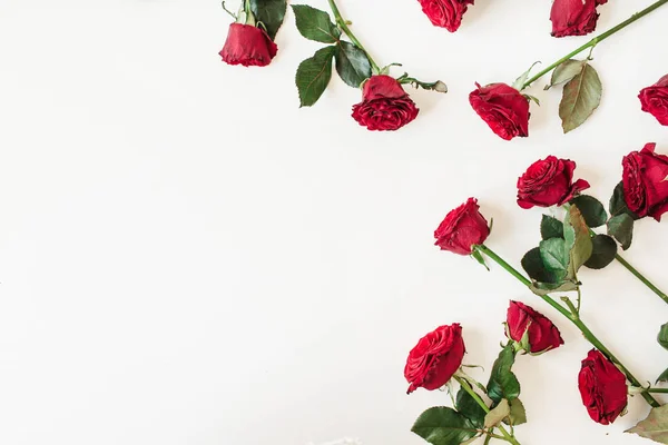 Flat Lay Rojo Rosa Flores Patrón Sobre Fondo Blanco Textura —  Fotos de Stock