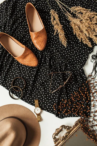 Плоский Модный Коллаж Современной Женской Одеждой Аксессуарами Камышом Обувь Платье — стоковое фото