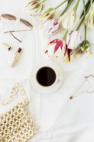 Mode Beauty Blog Zusammensetzung Tulpenblütenstrauß Kaffeetasse Accessoires Flache Lage Draufsicht — Stockfoto