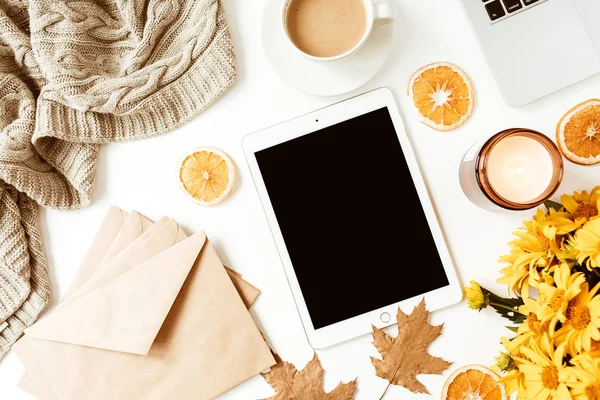 Espaço Trabalho Mesa Escritório Casa Com Tablet Tela Branco Com — Fotografia de Stock