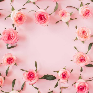 Düz çerçeve kenarlığı, pembe arka planda pembe gül tomurcuklarından yapılmış boş bir kopya alanı modeli. Üst görünüm çiçek kavramı.