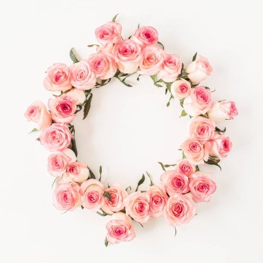 Düz çerçeve kenarı, beyaz arkaplanda pembe gül tomurcuklarından yapılmış boş bir kopya alanı modeliyle. Üst görünüm çiçek kavramı.