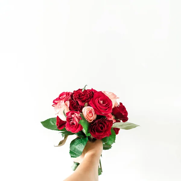 Vrouwelijke Hand Houden Roze Rode Roos Bloemen Boeket Geïsoleerd Witte — Stockfoto