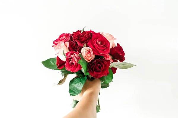 Vrouwelijke Hand Houden Roze Rode Roos Bloemen Boeket Geïsoleerd Witte — Stockfoto