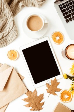 Boş fotokopi tableti, dizüstü bilgisayar, kahve fincanı, battaniye, zarflar ve beyaz arkaplanda yaprakları olan düz bir ofis masası çalışma alanı. Üst düzey kız patron işi, iş konsepti..
