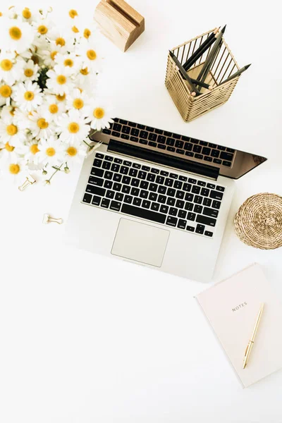 Thuis Bureau Werkplek Met Laptop Kamille Madeliefje Bloemen Boeket Notebook — Stockfoto