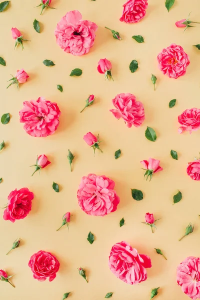 Rózsaszín Rózsa Virág Minta Sárga Háttér Lapos Fekvés Csúcskilátás Valentin — Stock Fotó