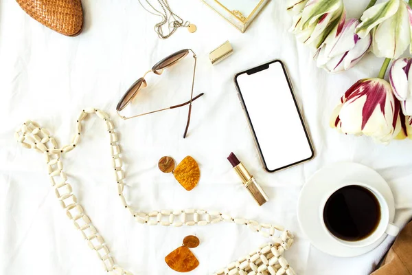 Scrivania Home Office Fashion Beauty Blogger Schermo Bianco Smart Phone — Foto Stock