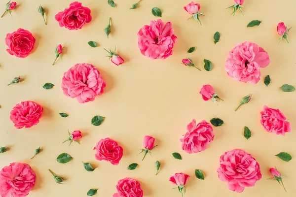 Rosa Rose Blumen Muster Auf Gelbem Hintergrund Mit Leere Attrappe — Stockfoto