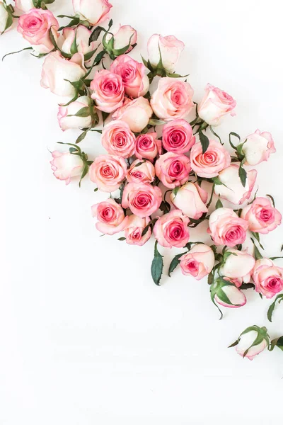 Virágkompozíció Rózsaszín Rózsa Virág Bimbók Fehér Alapon Lapos Fekvésű Felülnézet — Stock Fotó