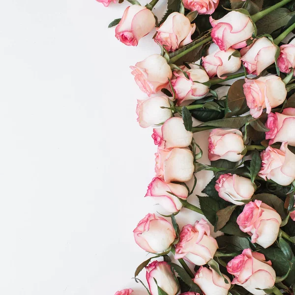 Rózsaszín Rózsa Virágok Csokor Fehér Alapon Lapos Fektetés Felülnézet Virágos — Stock Fotó