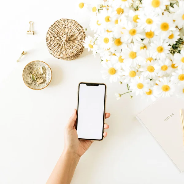 Smartphone Mano Mujer Con Pantalla Blanco Inicio Escritorio Oficina Espacio —  Fotos de Stock