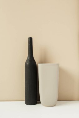 Tarafsız pastel arka planda iki şık vazo. Modern iç dekorasyon tasarım kavramı.