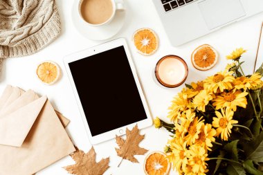 Boş fotokopi tableti, dizüstü bilgisayar, kahve fincanı, battaniye, zarflar ve beyaz arkaplanda yaprakları olan düz bir ofis masası çalışma alanı. Üst düzey kız patron işi, iş konsepti..