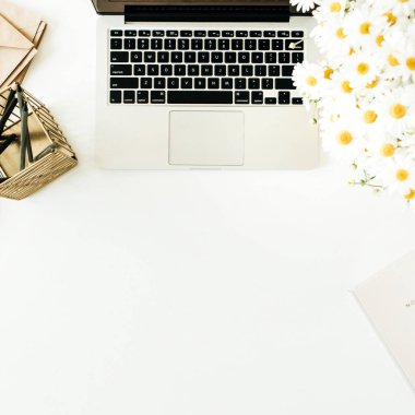 Bilgisayarlı ofis masası çalışma alanı, papatya çiçeği buketi ve beyaz arka planda not defteri. Düz konum, üst görünüm minimal serbest çalışma konsepti kopyalama alanı modeliName.