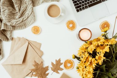 Boş bir fotokopi çerçevesi, çiçek buketi, kahve fincanı, battaniye, zarflar, beyaz arka planda yaprakları olan düz bir ofis masası çalışma alanı. Üst düzey kız patron işi, iş konsepti..