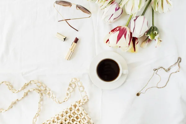 Moda Güzellik Blogu Kompozisyonu Lale Çiçeği Buketi Kahve Fincanı Aksesuarlar — Stok fotoğraf