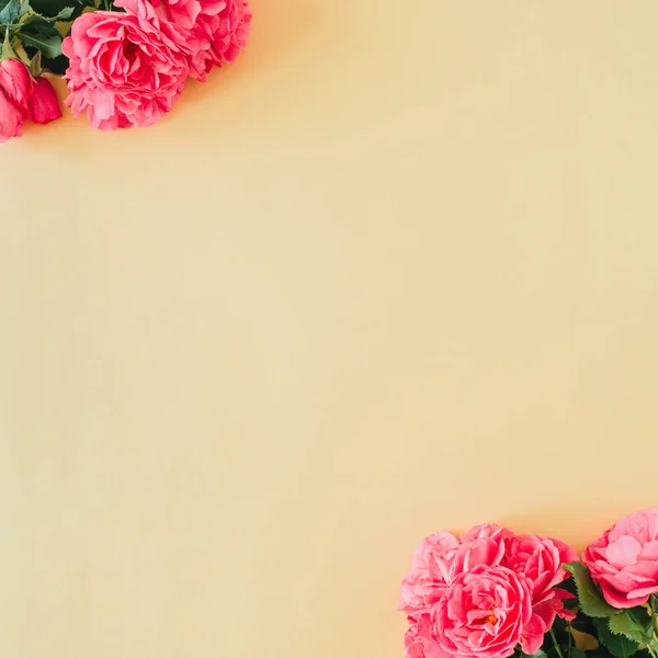Розовые Цветы Розы Пустой Копией Пространства Рамки Рамки Желтом Фоне — стоковое фото