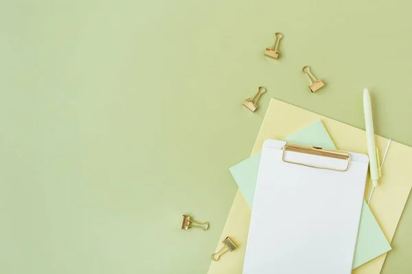 Leere Zwischenablage Mit Leerem Kopierraum Stift Clips Auf Grünem Hintergrund — Stockfoto