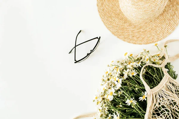 Minimal Fashion Concept Ψάθινο Καπέλο Χαμομήλι Μαργαρίτα Λουλούδια Μπουκέτο Σακουλάκι — Φωτογραφία Αρχείου