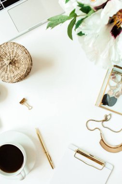 Beyaz arka planda dizüstü bilgisayarı, çiçekleri ve moda aksesuarları olan ofis masası çalışma alanı. Düztaban, üst görünüm serbest çalışma konsepti. Boş kopya alanı olan çerçeve modeli.