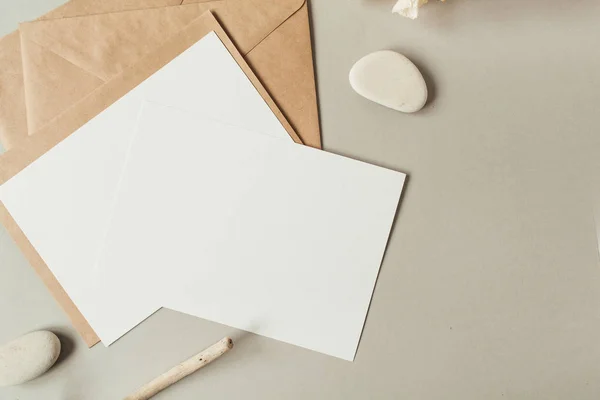 Folhas Papel Branco Com Espaço Cópia Vazio Para Texto Envelopes — Fotografia de Stock