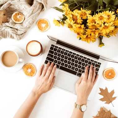 Kadın dizüstü bilgisayarda çalışıyor. Ofis masası çalışma alanı. Düz yatış, üst düzey bayan patron iş konsepti. Klavyede yazan kadın elleri.