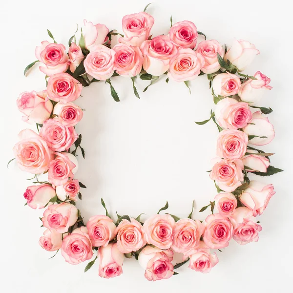 白い背景にピンクのバラの花の芽で作られた空白のコピースペースのモックアップとフラットレイ正方形のフレームの境界 上から見る花のコンセプト — ストック写真