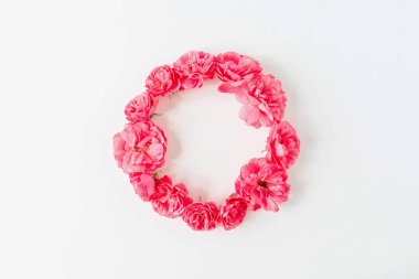 Pembe gül çiçeklerinden yapılmış yuvarlak çelenk çerçeve kenarı. Düz konum, üst görünüm kopyalama alanı modelleme arkaplanı.