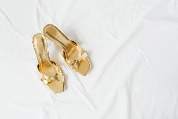 Χρυσά Γυναικεία Παπούτσια Λευκό Λινό Ελάχιστη Επίπεδη Σύνθεση Μόδας Lay — Φωτογραφία Αρχείου