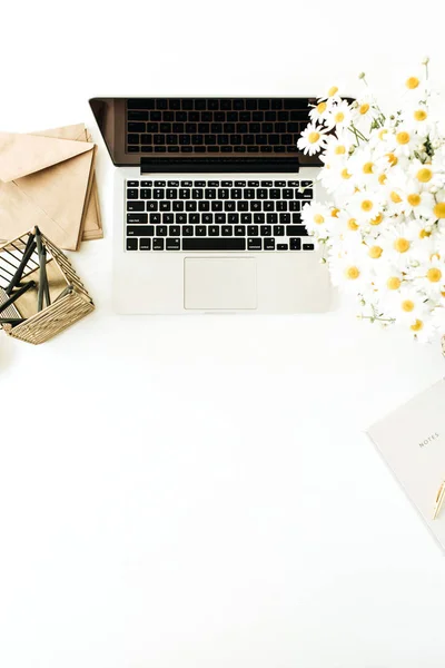 Schreibtisch Für Hause Mit Laptop Kamillenblütenstrauß Und Notizbuch Auf Weißem — Stockfoto