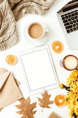 Ofis masası çalışma alanı. Kopya alanı olan boş ekran tableti. Sarı papatya çiçeği buketi, portakal dilimleri. Düz konum, üst görünüm serbest iş konsepti sosyal medya, dergi.