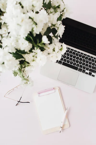 Escritório Espaço Trabalho Com Laptop Buquê Flores Papel Branco Cópia — Fotografia de Stock