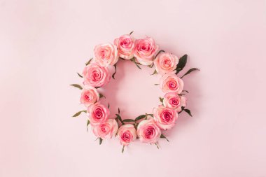 Düz çerçeve kenarlığı, pembe arka planda pembe gül tomurcuklarından yapılmış boş bir kopya alanı modeli. Üst görünüm çiçek kavramı.