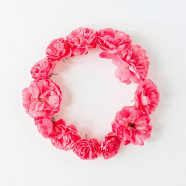 Pembe gül çiçeklerinden yapılmış yuvarlak çelenk çerçeve kenarı. Düz konum, üst görünüm kopyalama alanı modelleme arkaplanı.