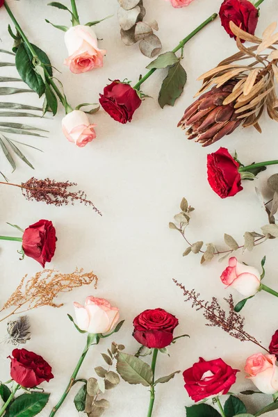 Kerek Keret Szélén Rózsaszín Vörös Rózsa Virágok Protea Trópusi Pálmalevél — Stock Fotó