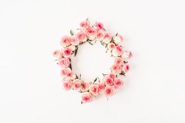 Beyaz arka planda pembe gül tomurcuklarının yuvarlak çerçeve sınırı. Boş fotokopi alanı oluştur. Düz konum, üst görünüm çiçek kompozisyonu.
