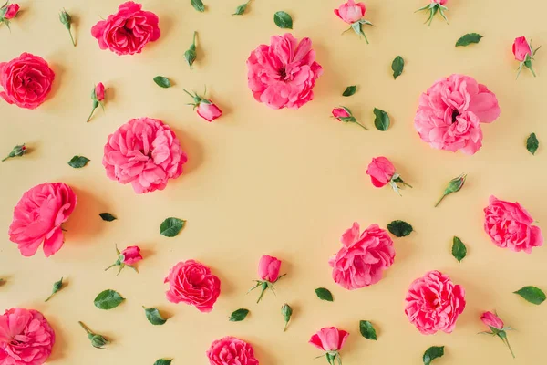 Roze Roos Bloemen Patroon Gele Achtergrond Met Lege Mockup Kopieer — Stockfoto