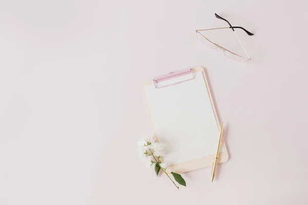 Klembord Met Blanco Papier Kopieerruimte Roze Achtergrond Vlakke Lay Bovenaanzicht — Stockfoto