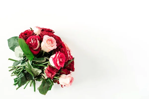 Rosa Och Röda Ros Blommor Bukett Isolerad Vit Bakgrund Semester — Stockfoto