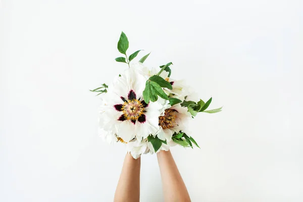 Vrouwenhanden Met Witte Pioenrozen Bloemen Een Witte Achtergrond Vlakke Lay — Stockfoto