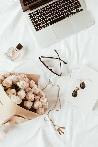 Fashion Beauty Lifestyle Blogger Home Office Workspace Laptop Roses Bouquet — 스톡 사진