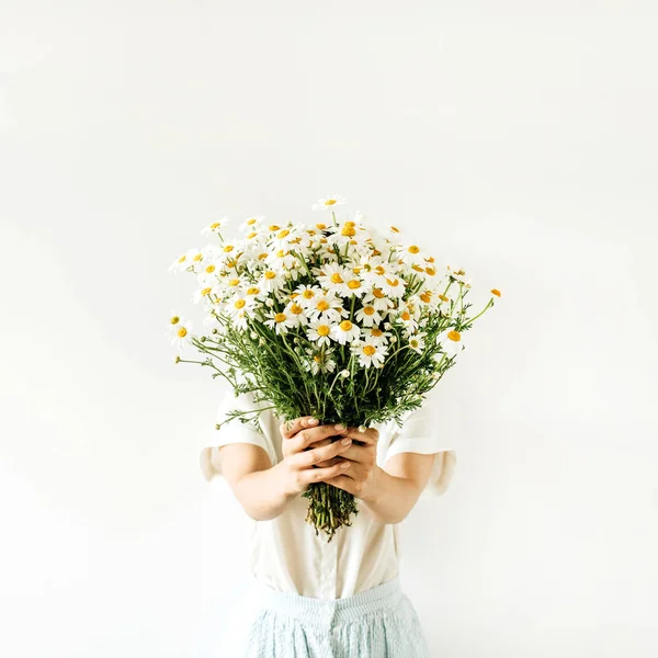 年轻漂亮的女人手牵着一束白色菊花 背景是白色的 — 图库照片