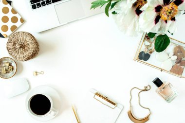 Ev ofisinin çalışma masasında dizüstü bilgisayarı ve beyaz arka planda çiçekleri var. Düztaban, üst görünüm serbest çalışma konsepti. Boş kopya alanı olan çerçeve modeli.