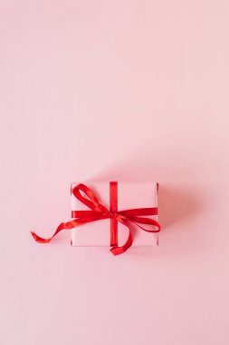 Pembe arka planda pembe hediye kutusu olan Sevgililer Günü kompozisyonu. Düz konum, üst görünüm tatil konsepti.