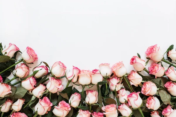Bloemencompositie Met Veel Roze Rozenbloemen Witte Achtergrond Platte Lay Bovenaanzicht — Stockfoto