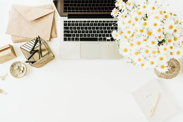 Schreibtisch Für Hause Mit Laptop Kamillenblütenstrauß Und Notizbuch Auf Weißem — Stockfoto